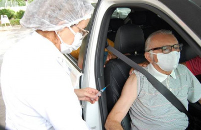 Vacinação de idoso de 80 anos com a quarta dose prossegue neste sábado em Teresina